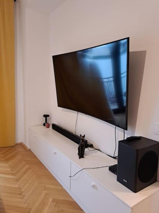 Classy Apartment With Parking In The City Center بوخارست المظهر الخارجي الصورة